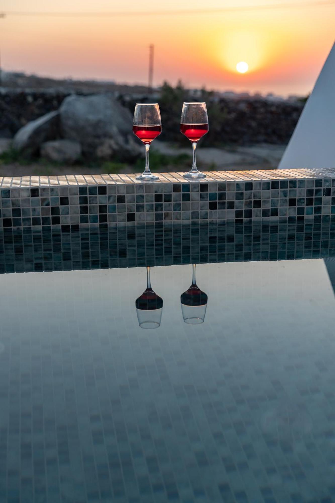 Theophrasti Suites Foinikiá Dış mekan fotoğraf