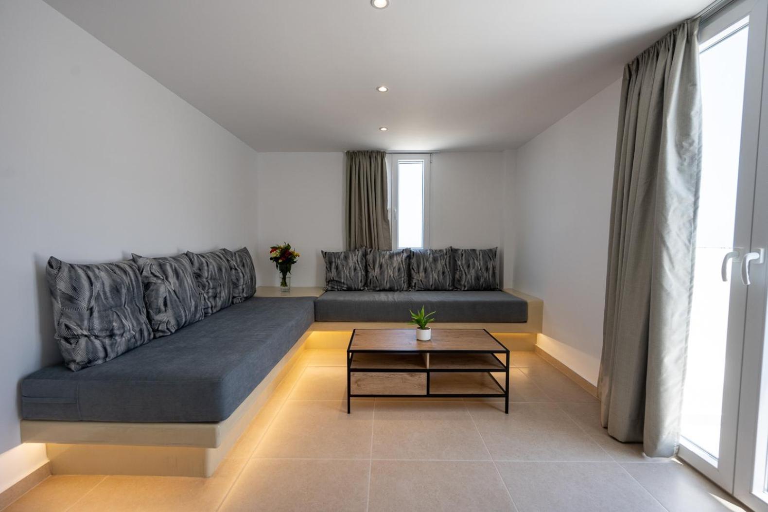 Theophrasti Suites Foinikiá Dış mekan fotoğraf